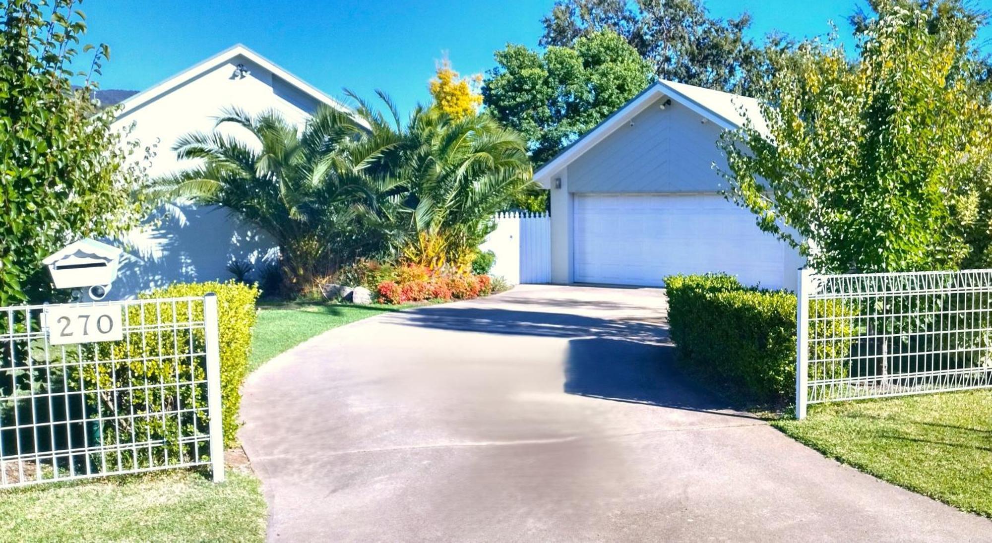 270 On Church - Entire Villa With Spacious Alfresco Area * Mudgee
