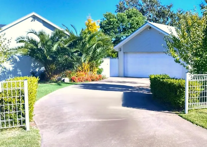 270 On Church - Entire Villa With Spacious Alfresco Area